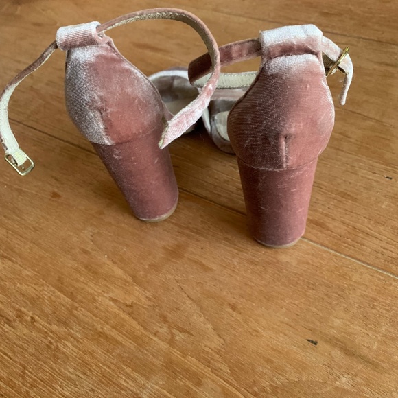 Steve Madden 6.5US pink velvet heel - Picture 3 of 3